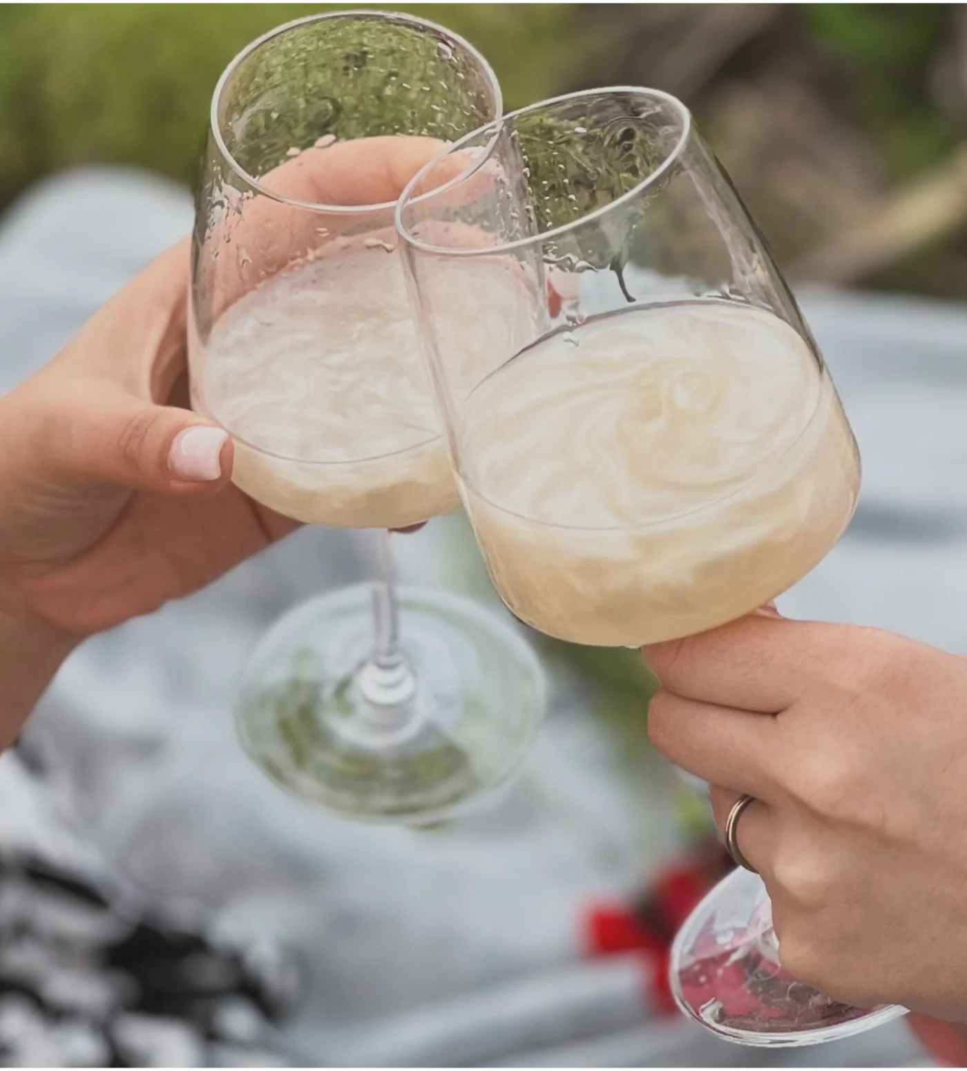 Glasses of Istoria raised together